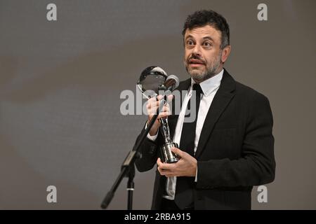 Karlovy Vary, République tchèque. 08 juillet 2023. Le dernier jour du 57e Festival international du film de Karlovy Vary, le 8 juillet 2023. Le réalisateur irano-britannique Babak Jalali reçoit le prix de la réalisation pour Fremont lors de la cérémonie de clôture. Crédit : Katerina Sulova/CTK photo/Alamy Live News Banque D'Images