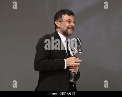 Karlovy Vary, République tchèque. 08 juillet 2023. Le dernier jour du 57e Festival international du film de Karlovy Vary, le 8 juillet 2023. Le réalisateur irano-britannique Babak Jalali reçoit le prix de la réalisation pour Fremont lors de la cérémonie de clôture. Crédit : Katerina Sulova/CTK photo/Alamy Live News Banque D'Images