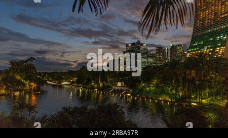 Une vue encadrée par la végétation du complexe Marina Bay Sands. Photo prise depuis les jardins voisins par le parc Bay au crépuscule sans personne. Banque D'Images