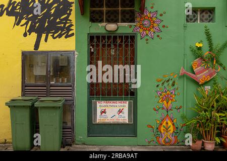 Kampong Glam, Singapour - 19 décembre 2022 : œuvres anonymes des rues du quartier musulman de Kampong Glam représentant des fleurs étant W. Banque D'Images