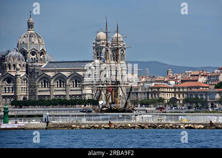 Vue générale de l'Amerigo Vespucci amarré devant la cathédrale Sainte-Marie-majeure. Le navire italien Amerigo Vespucci a fait sa première escale à Marseille, avant de se lancer dans un tour du monde. Ce navire-école à trois mâts de la marine italienne est considéré comme le plus beau navire du monde. Banque D'Images