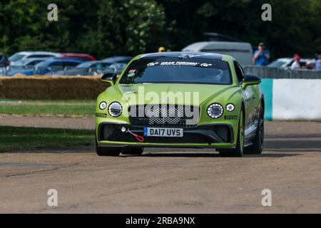 2017 Pikes Peak Bentley Continental GT « DA17 UVS » a roulé autour de la piste lors du festival Bicester Flywheel 2023. Banque D'Images