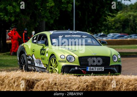 2017 Pikes Peak Bentley Continental GT « DA17 UVS » a roulé autour de la piste lors du festival Bicester Flywheel 2023. Banque D'Images