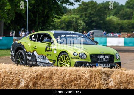 2017 Pikes Peak Bentley Continental GT « DA17 UVS » a roulé autour de la piste lors du festival Bicester Flywheel 2023. Banque D'Images