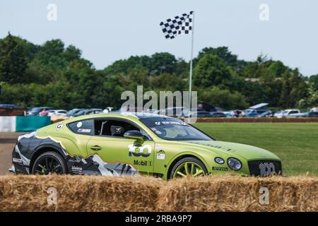 2017 Pikes Peak Bentley Continental GT « DA17 UVS » a roulé autour de la piste lors du festival Bicester Flywheel 2023. Banque D'Images