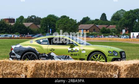 2017 Pikes Peak Bentley Continental GT « DA17 UVS » a roulé autour de la piste lors du festival Bicester Flywheel 2023. Banque D'Images