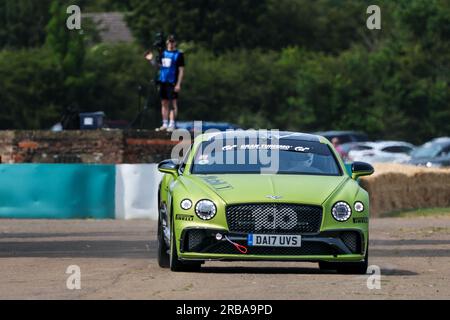 2017 Pikes Peak Bentley Continental GT « DA17 UVS » a roulé autour de la piste lors du festival Bicester Flywheel 2023. Banque D'Images