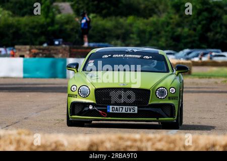 2017 Pikes Peak Bentley Continental GT « DA17 UVS » a roulé autour de la piste lors du festival Bicester Flywheel 2023. Banque D'Images