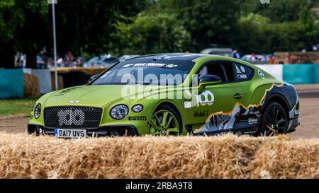 2017 Pikes Peak Bentley Continental GT « DA17 UVS » a roulé autour de la piste lors du festival Bicester Flywheel 2023. Banque D'Images