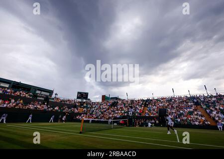 Vue d'ensemble du match entre Frances Tiafoe et Grigor Dimitrov lors de la sixième journée des Championnats de Wimbledon 2023 au All England Lawn tennis and Croquet Club à Wimbledon. Date de la photo : Samedi 8 juillet 2023. Banque D'Images