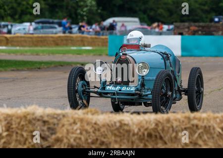 1926 Bugatti Type 37, conduite autour de la piste de course au festival Bicester Flywheel 2023. Banque D'Images