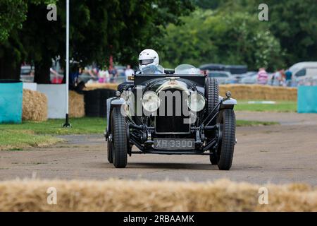 1924 Bentley 'XR 3300' a conduit autour de la piste de course au Bicester Flywheel festival 2023. Banque D'Images