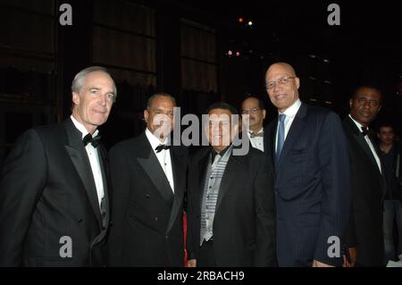 Gala de collecte de fonds pour l'African American Experience Fund (AAEF) de la National Park Foundation à la Rainbow Room du Rockefeller Center, New York City, New York, où le secrétaire Dirk Kempthorne a rejoint les anciens États-Unis Andrew Young, ambassadeur auprès des Nations Unies et leader des droits civiques, Ernest Green, ancien secrétaire adjoint au travail et pionnier de l’intégration scolaire de Little Rock, Ingrid Saunders Jones, vice-présidente de Coca-Cola Company, Gwen Ifill, correspondante de la télévision publique et modératrice, Et le président du conseil d'administration de l'AAEF, Robert Harris, parmi les dignitaires présents Banque D'Images