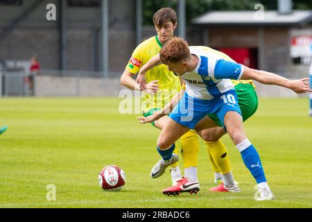 JuniorTiensia #10 de Barrow AFC en action lors du match amical de pré-saison entre le FC United de Manchester et Barrow à Broadhurst Park, Moston le samedi 8 juillet 2023. (Photo : Mike Morese | MI News) crédit : MI News & Sport / Alamy Live News Banque D'Images