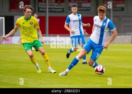 JuniorTiensia #10 de Barrow AFC en action lors du match amical de pré-saison entre le FC United de Manchester et Barrow à Broadhurst Park, Moston le samedi 8 juillet 2023. (Photo : Mike Morese | MI News) crédit : MI News & Sport / Alamy Live News Banque D'Images