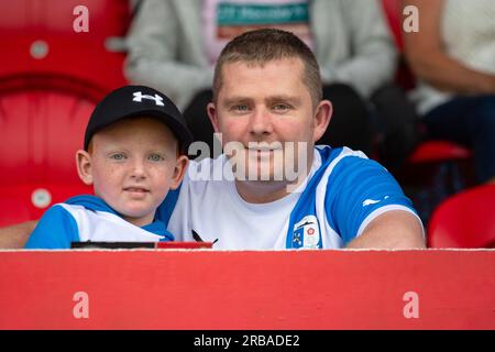 Fans de Barrow AFC lors du match amical de pré-saison entre le FC United de Manchester et Barrow à Broadhurst Park, Moston le samedi 8 juillet 2023. (Photo : Mike Morese | MI News) crédit : MI News & Sport / Alamy Live News Banque D'Images