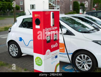 Brême, Allemagne. 03 juillet 2023. 03.07.2023, Brême. Les voitures électriques chargent leurs batteries à une station de recharge exploitée par SWB AG (anciennement Stadtwerke Bremen). Le pilier dit "Oekostrom-Tankstelle", et l'électricité qui circule ici est censée être de l'éco-électricité. Crédit : Wolfram Steinberg/dpa crédit : Wolfram Steinberg/dpa/Alamy Live News Banque D'Images