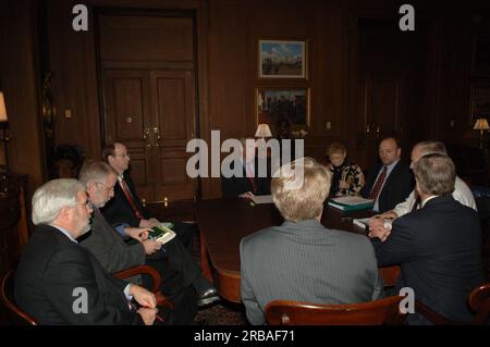 Le Secrétaire Dirk Kempthorne avec le Secrétaire adjoint adjoint adjoint James Cason et d'autres hauts fonctionnaires de l'intérieur, discutent et signent le Rapport de performance et de responsabilité (par) pour le Département Banque D'Images