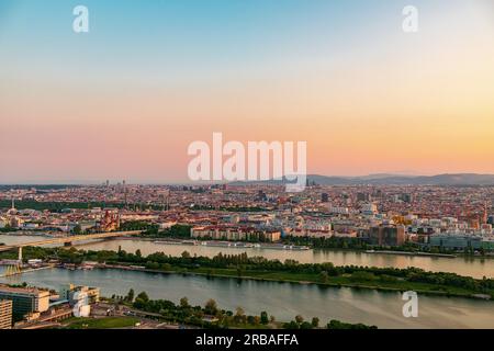 Ctiy au crépuscule en Autriche. Vue sur la ville européenne au coucher du soleil Banque D'Images