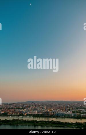 Ctiy au crépuscule en Autriche. Vue sur la ville européenne au coucher du soleil Banque D'Images