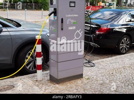 Berlin, Allemagne. 28 juin 2023. 28.06.2023, Berlin. Deux voitures électriques - une Audi et une Mercedes - se tiennent debout pour charger leurs batteries à une borne de recharge exploitée par la société de services publics berlinois dans le quartier de Lichterfelde. Crédit : Wolfram Steinberg/dpa crédit : Wolfram Steinberg/dpa/Alamy Live News Banque D'Images