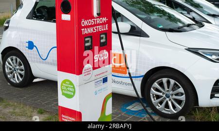 Brême, Allemagne. 03 juillet 2023. 03.07.2023, Brême. Les voitures électriques chargent leurs batteries à une station de recharge exploitée par SWB AG (anciennement Stadtwerke Bremen). Le pilier dit "Oekostrom-Tankstelle", et l'électricité qui circule ici est censée être de l'éco-électricité. Crédit : Wolfram Steinberg/dpa crédit : Wolfram Steinberg/dpa/Alamy Live News Banque D'Images
