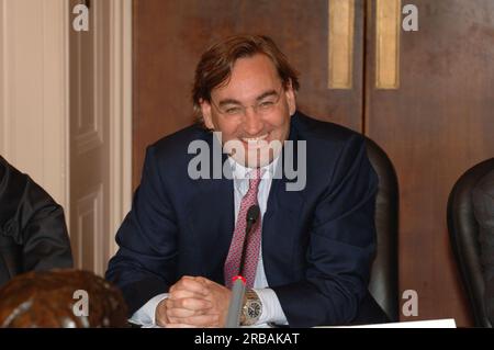 Réunion de 100 ans de conservation au main Interior, avec le secrétaire à l'intérieur Dirk Kempthorne rejoignant le secrétaire à l'Agriculture Ed Schafer, le président du Conseil de la Maison Blanche sur la qualité environnementale James Connaughton, et d'autres représentants du gouvernement et d'organisations à but non lucratif, ainsi que l'arrière-petit-fils de l'ancien président Theodore Roosevelt, Simon Ro Banque D'Images