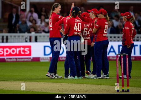 Londres, Royaume-Uni. 8 juillet 2023. Les joueuses d'Angleterre célèbrent un guichet lors du troisième match Vitality IT20 de la série Womens Ashes 2023 entre l'Angleterre et l'Australie au Lords Cricket Ground à Londres, en Angleterre. (Liam Asman/SPP) crédit : SPP Sport Press photo. /Alamy Live News Banque D'Images