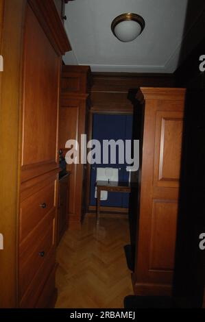 Vues autour du bureau du secrétaire, intérieur principal : ameublement, décorations, salle de bains Banque D'Images