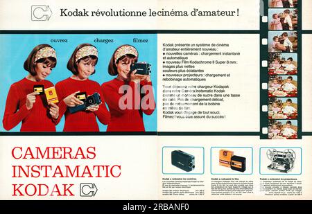 Publicité pour appareil photo KODAK Instamatic 8 mm dans un magazine français 1965 Banque D'Images