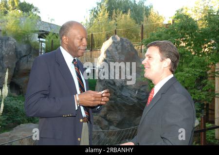 Visite du Secrétaire Dirk Kempthorne au National Zoo, Washington, D.C., pour une tournée et une participation à l'événement Children and nature avec le directeur du National Zoo John Berry, le directeur du Fish and Wildlife Service H. Dale Hall, le journaliste primé et auteur Richard Louv, Le président et chef de la direction du Fonds de conservation Larry Selzer et d'autres membres de la communauté de la conservation Banque D'Images
