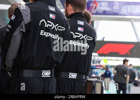 Silverstone, Grande-Bretagne. 6 juillet 2023. Fictional Apex APXGP Team, pour le prochain film basé sur la Formule 1 'Apex' par Apple Studios et Bruckheimer films, Grand Prix de F1 de Grande-Bretagne au circuit de Silverstone le 6 juillet 2023 à Silverstone, en Grande-Bretagne. (Photo de HIGH TWO) crédit : dpa/Alamy Live News Banque D'Images