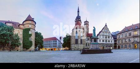 Schillerplatz Stuttgart, photo panoramique, de gauche Vieux Palais, Maison du Roi d'Angleterre, Tour de l'Hôtel de ville, Collégiale, Monument Schiller Banque D'Images