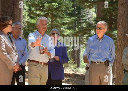 Le secrétaire Dirk Kempthorne en visite au Forest Service lors de sa visite au Sand Harbor State Park du Nevada sur les rives du lac Tahoe pour participer au Sommet annuel de restauration du lac Tahoe, où il a rejoint les sénateurs du Nevada Harry Reid et John Ensign, la sénatrice de Californie Dianne Feinstein, et d'autres chefs fédéraux, étatiques, locaux, tribaux dans le forum environnemental Banque D'Images