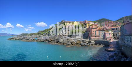 Vue sur la baie sur une partie de la vieille ville, Tellaro, province de la Spezia, Italie Banque D'Images