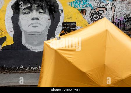 Moscou, Russie. 7 juillet 2023 vue du mur de Tsoi avec portrait du célèbre chanteur et poète Viktor Tsoi sur la rue Arbat à Moscou, Russie. Viktor Tsoi, leader du groupe de rock Kino, décédé dans un accident de voiture en Lettonie, reste un chanteur de rock très populaire parmi de nombreux Russes Banque D'Images