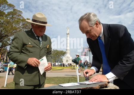 Visite du secrétaire Dirk Kempthorne à Yorktown, en Virginie, pour prononcer le discours liminaire lors de la célébration du 225e anniversaire de la bataille de Yorktown. Parmi les autres dignitaires présents pour les événements commémoratifs se trouvaient les sénateurs de Virginie John Warner et George Allen, anciens États-Unis Secrétaire à l'armée John Marsh, ambassadeur de France aux États-Unis Jean-David Levitte, et la ministre française de la Défense Michelle Alliot-Marie. Banque D'Images