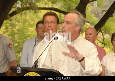 Visite du secrétaire Dirk Kempthorne à la base de Whiskeytown dans la zone de loisirs nationale de Whiskeytown dans le nord de la Californie, où il a rejoint le gouverneur de Californie Arnold Schwarzenegger et d'autres fonctionnaires, le personnel du Service des parcs nationaux, Et les pompiers lors d'un briefing sur les incendies du complexe Whiskeytown et l'état des efforts de lutte contre les incendies dans tout l'État Banque D'Images