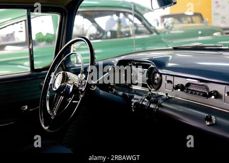 OSTRAVA, RÉPUBLIQUE TCHÈQUE - 15 SEPTEMBRE 2012 : volant et intérieur de la Buick 50 Super Blue vintage de 1954 Banque D'Images