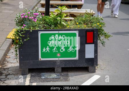 Signez à l'entrée de la rue piétonne, ouverte aux personnes, scooters, fauteuils roulants et vélos Banque D'Images