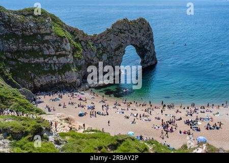 Plage de baignade au célèbre pont rocheux Durdledoor, West Lulworth, Dorset, Angleterre Grande-Bretagne Banque D'Images