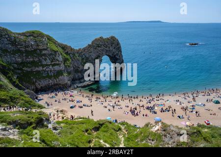 Plage de baignade au célèbre pont rocheux Durdledoor, West Lulworth, Dorset, Angleterre Grande-Bretagne Banque D'Images