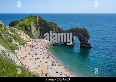 Plage de baignade au célèbre pont rocheux Durdledoor, West Lulworth, Dorset, Angleterre Grande-Bretagne Banque D'Images