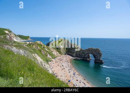 Plage de baignade au célèbre pont rocheux Durdledoor, West Lulworth, Dorset, Angleterre Grande-Bretagne Banque D'Images