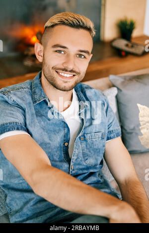 Jeune homme beau portrait en gros plan se détendre à la maison Banque D'Images