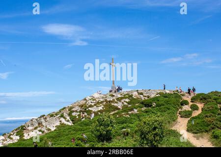 Bray, Comté de Wicklow, Irlande - 11 juin 2023 : vue de Bray Head Cross avec des touristes au sommet par une journée ensoleillée Banque D'Images