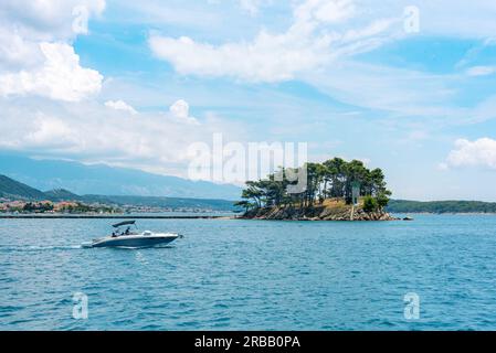 Petite île rocheuse sur la plage de Rajska sur l'île de Rab en Croatie. Banque D'Images