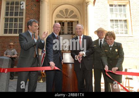 Visite du secrétaire Dirk Kempthorne à la Old State House à Boston, Massachusetts, où il a rejoint la directrice du service des parcs nationaux Mary Bomar, le directeur du parc historique national de Boston Terry Savage, le directeur exécutif de la Bostonian Society Brian LeMay, le directeur des services environnementaux et énergétiques de Boston James Hunt III, Et d'autres officiels lors de l'événement marquant l'achèvement de la phase initiale de la restauration de l'Old State House, y compris la restauration de la célèbre tour du bâtiment. Les travaux de préservation représentent le premier projet de construction achevé de l'Init du centenaire du Service des parcs nationaux Banque D'Images