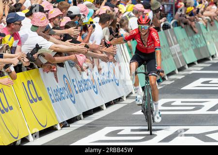 Limoges, France, le 8 juillet 2023, les fans reçoivent la touche personnelle de L'ÉQUIPE ARKEA - SAMSIC étape 8, 201km, de Libourne à Limoges lors de la 110e édition du Tour de France crédit : Nick Phipps/Alamy Live News Banque D'Images