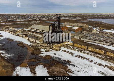 Aérien d'une ancienne ferme de blé dans la terre semi gelée, au sud de Kostanay, au nord du Kazakhstan Banque D'Images